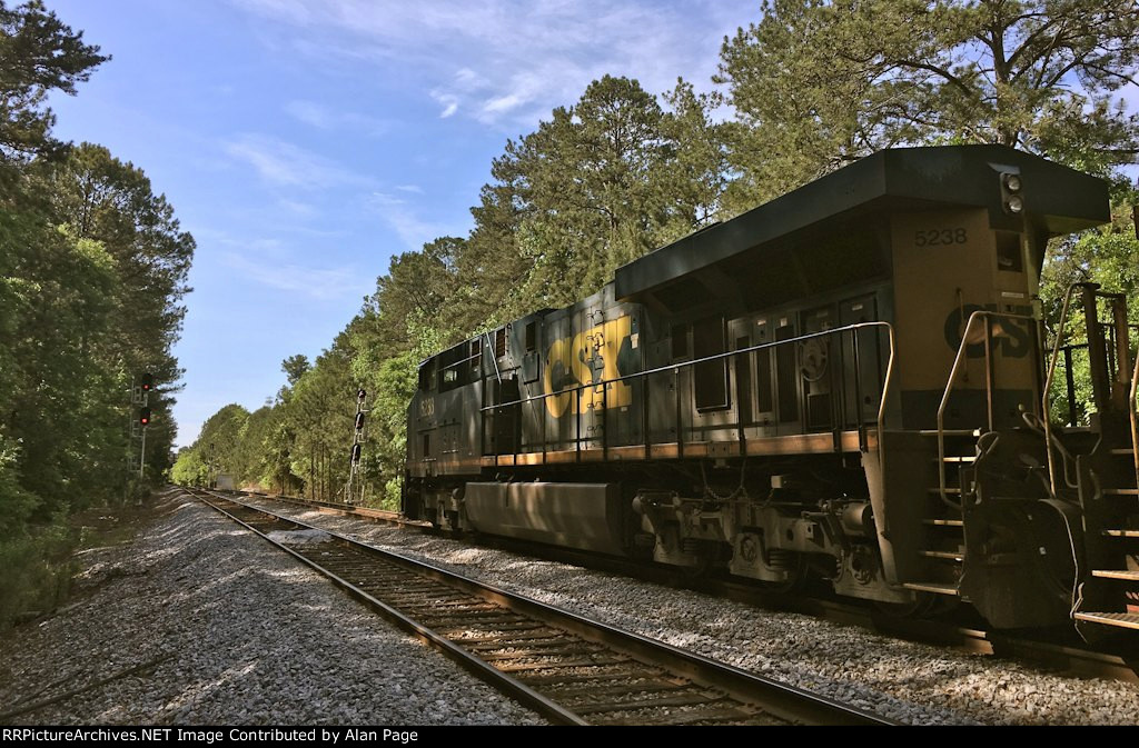 CSX 5238 waits for green